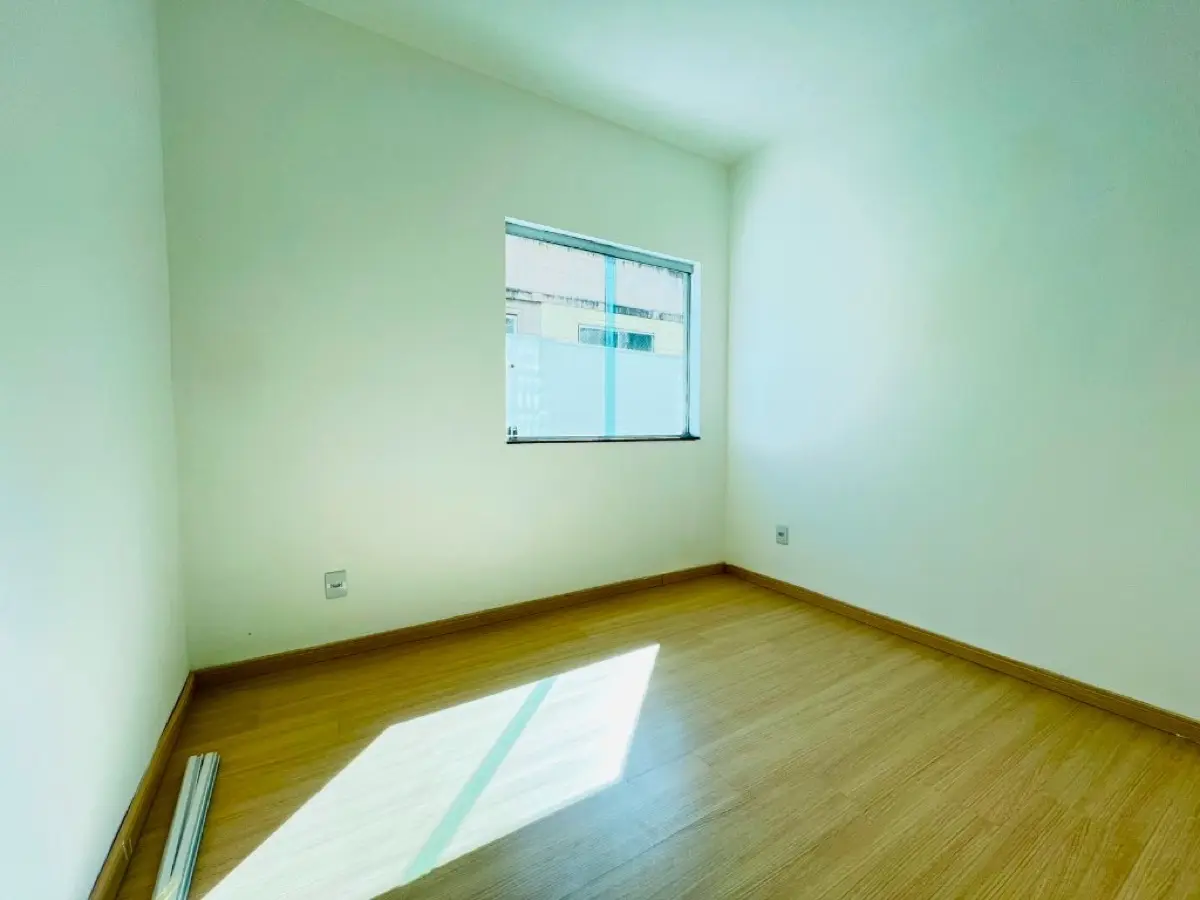 Segundo quarto com iluminação natural e piso laminado